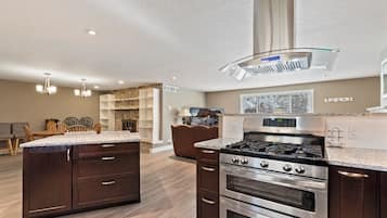 House, 3 Bedrooms | Private kitchen | Fridge, oven, coffee/tea maker, toaster