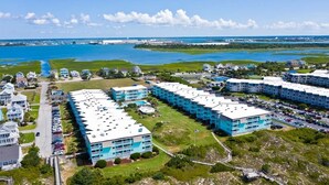 Ein Hotelkomplex an der Küste mit mehreren Gebäuden, Parkplätzen und Blick auf den Ozean.