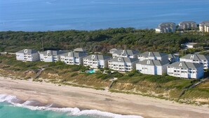 Et hotel ved stranden med flere bygninger mærket A til G.