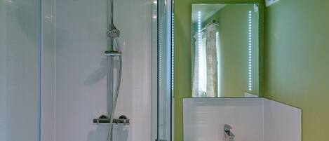 Chuveiro, toalhas de banho