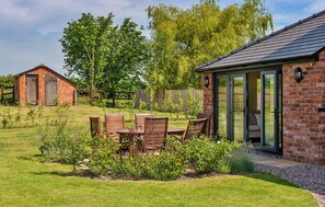 Outdoor dining - Fox and Hare (Shrawardine)