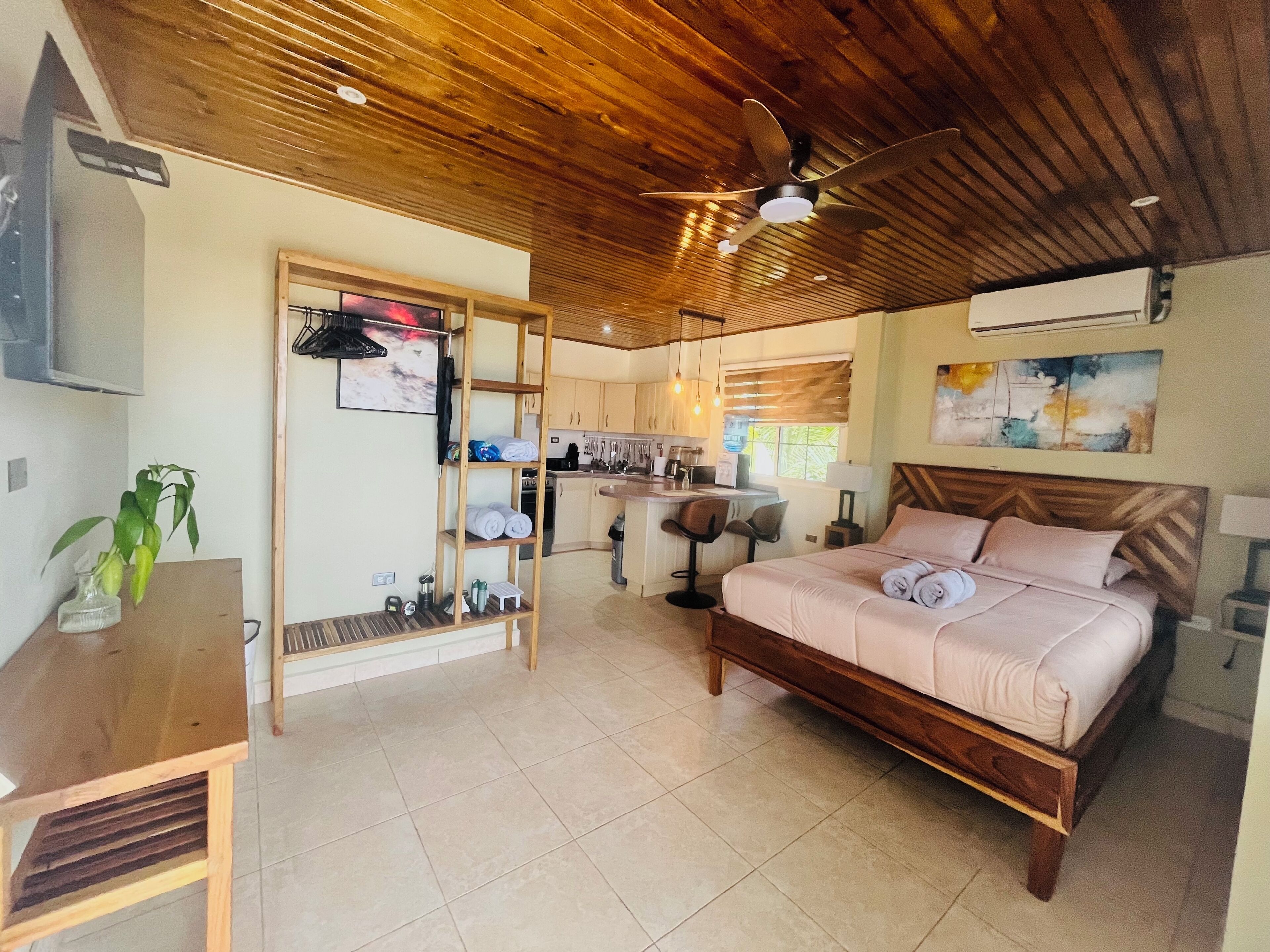 房內夾萬、書桌、免費 Wi-Fi、床單