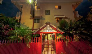 Un edificio con cerca roja y un letrero que dice 'Bocas Condos Rentals'.