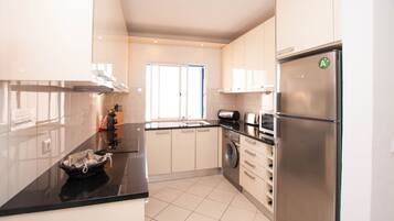 Een koelkast, een magnetron, een oven, een vaatwasser