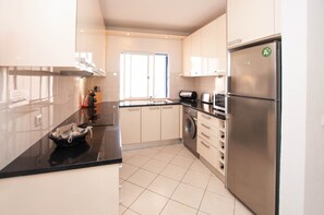 Geladeira, micro-ondas, fogão, lava-louças