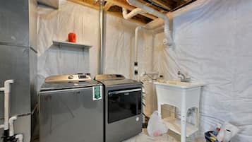 House, 3 Bedrooms | Private kitchen