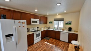 House, 3 Bedrooms | Private kitchen
