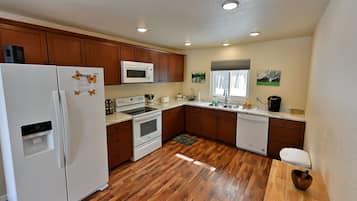 House, 3 Bedrooms | Private kitchen