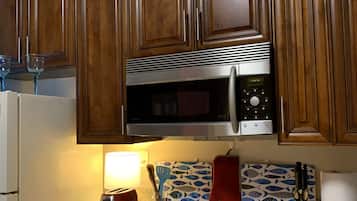 Condo, 1 Bedroom | Private kitchen | Fridge, oven, coffee/tea maker