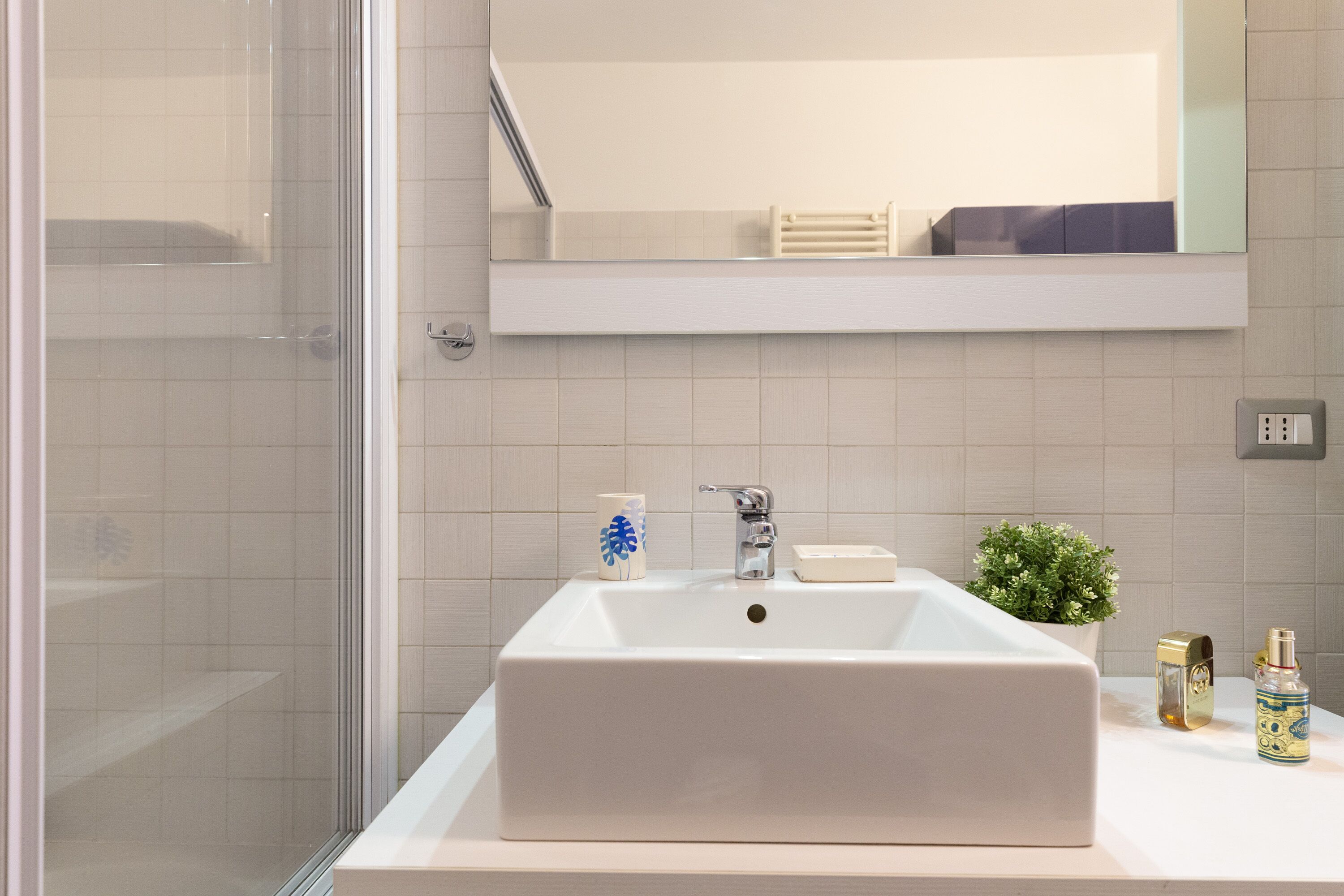 Comfort appartement | Badkamer | Een bad/douchecombinatie, een regendouche, een haardroger, een bidet