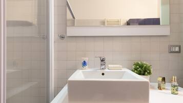 Comfort appartement | Badkamer | Een bad/douchecombinatie, een regendouche, een haardroger, een bidet