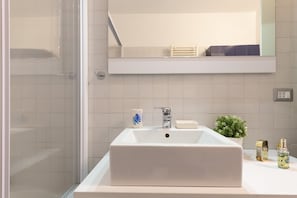 Appartement Confort | Salle de bain | Ensemble douche/baignoire, douche à « effet pluie », sÚche-cheveux