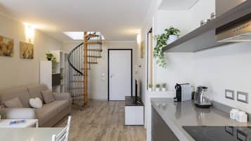 Comfort-lejlighed | Opholdsområde | 43-tommers fladskærms-tv med digitale kanaler, tv