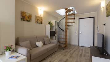 Comfort-lejlighed | Opholdsområde | 43-tommers fladskærms-tv med digitale kanaler, tv