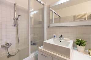 Appartamento Comfort | Bagno | Combinazione doccia/vasca, soffione a pioggia, asciugacapelli, bidet