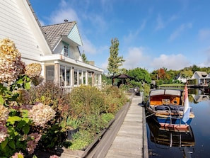 House | Garden - Holiday Home by Zuidlaardermeer Jetty (Kropswolde)