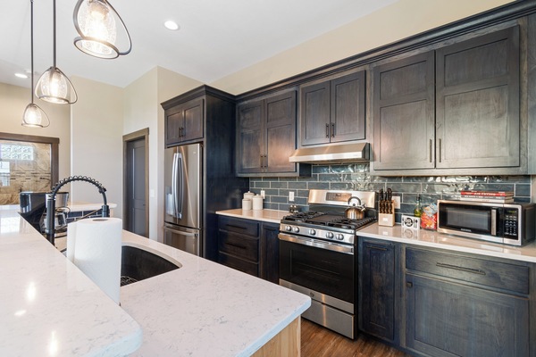 Geladeira, micro-ondas, fogão, cooktop