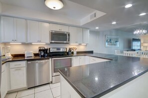 Condo, 2 habitaciones | Cocina privada | Refrigerador, horno, parrilla de estufa y cafetera y tetera 