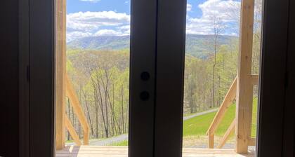 Beautiful, Modern Mountain Cabin with beautiful view. Close to ski resorts!!