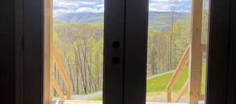 Beautiful, Modern Mountain Cabin with beautiful view. Close to ski resorts!!