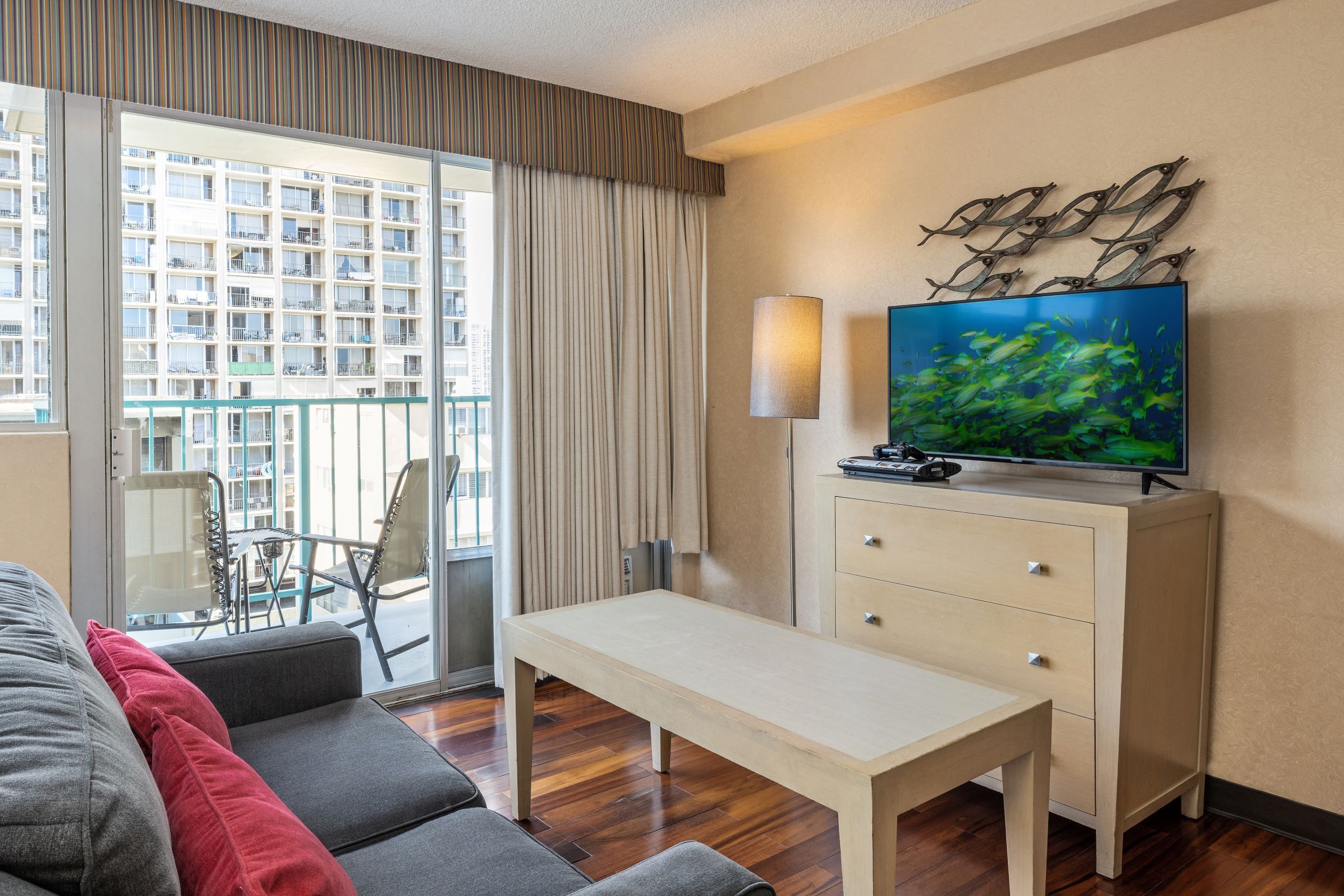 Een televisie en een dvd-speler