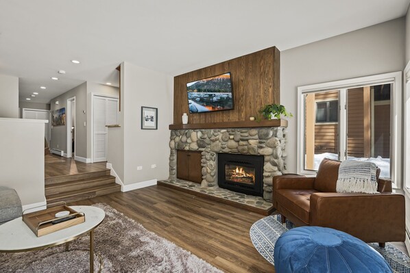 TV, fireplace - 147 McCloud - The Perfect McCloud Getaway (Incline Village)