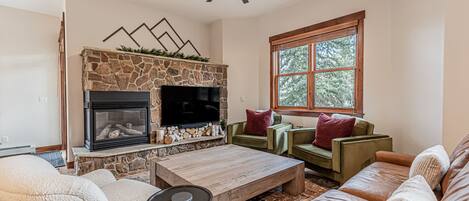 Televisie en een open haard