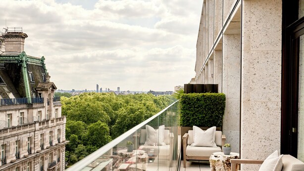 A modern building with a glass balcony overlooking a cityscape. - 1 Hotel Mayfair (London)