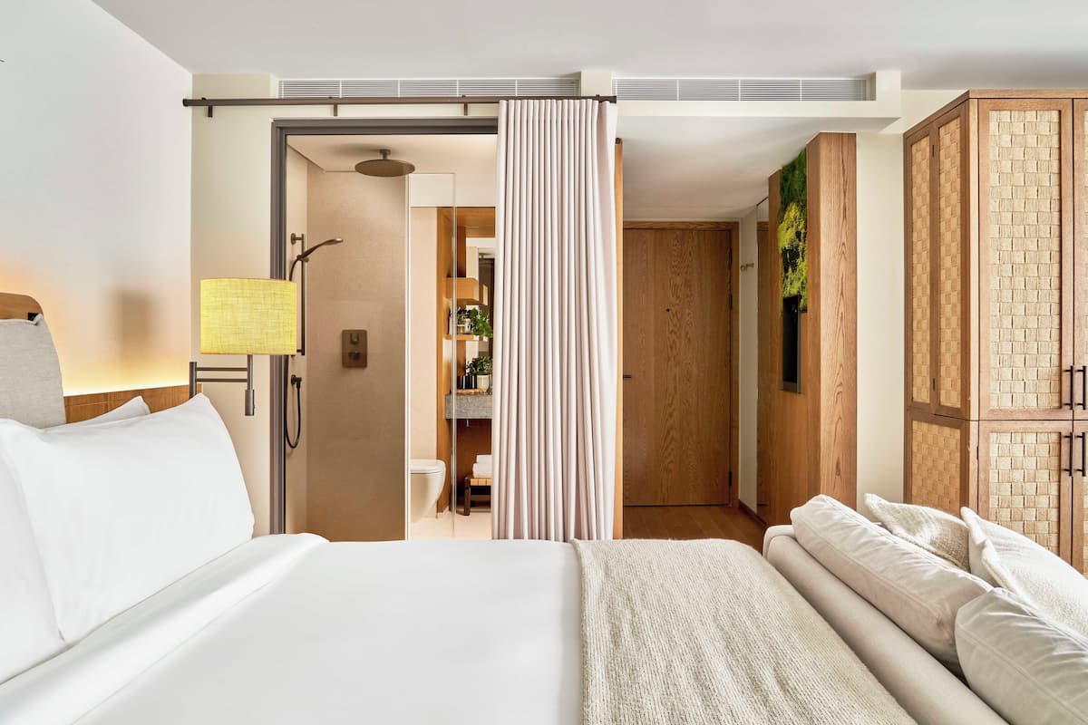 Junior Suite | Hypo-allergenic bedding, minibar, in-room safe, soundproofing