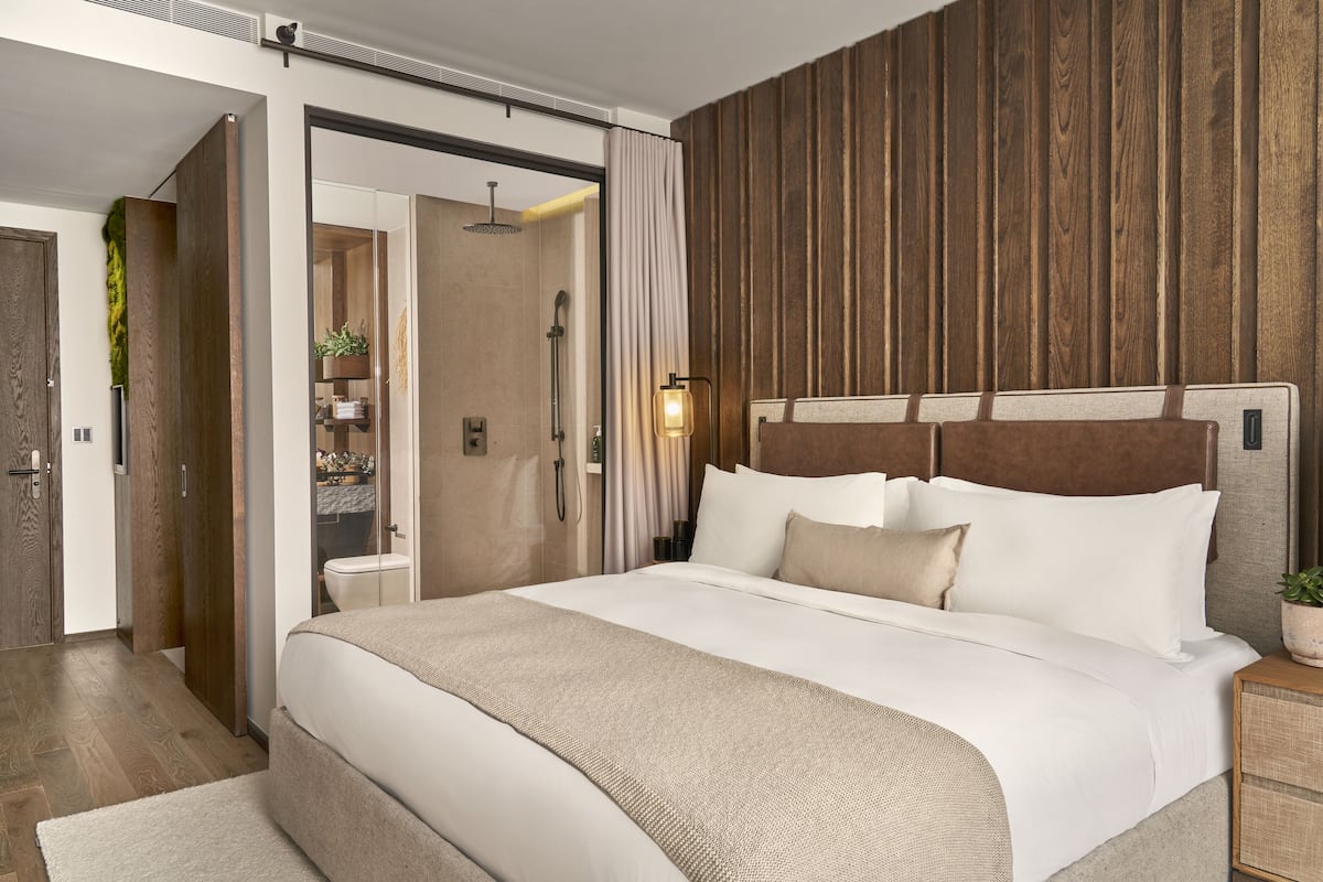 Hypo-allergenic bedding, minibar, in-room safe, soundproofing
