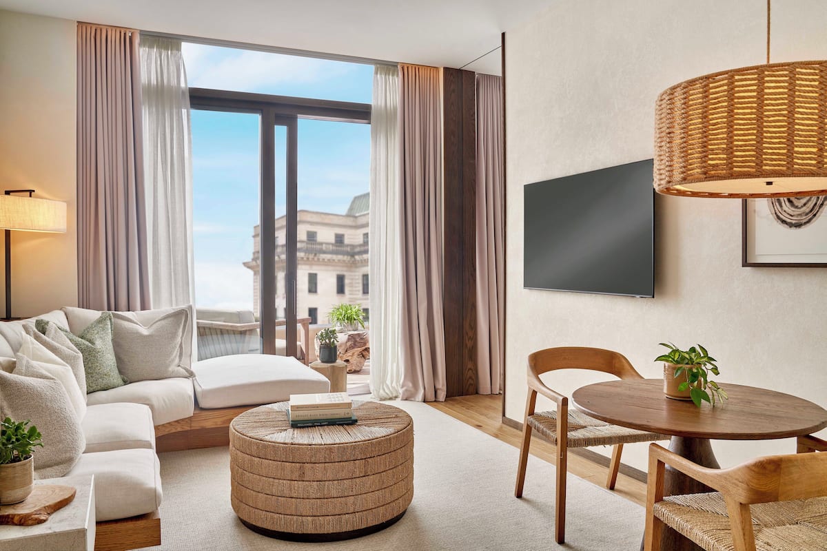 Hypo-allergenic bedding, minibar, in-room safe, soundproofing