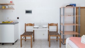 Appartement | Privékeuken | Een koelkast, een kookplaat