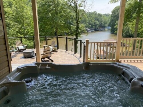 Stoney Creek: Luxury home with Wifi, 2 kayaks, firepit, screened in porch, large dock