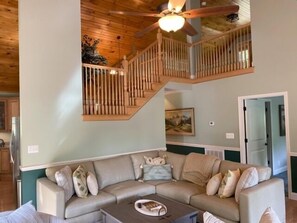 TV - Stoney Creek: Luxury home with Wifi, 2 kayaks, firepit, screened in porch, large dock (Moneta)
