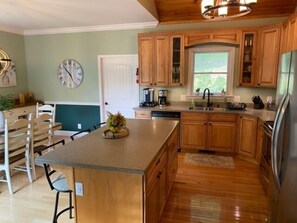 Fridge, microwave, oven, stovetop - Stoney Creek: Luxury home with Wifi, 2 kayaks, firepit, screened in porch, large dock (Moneta)