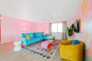 TV - Playful 4BR retreat w/ heated pool & backyard (Scottsdale)