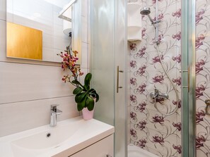 Apartment | Bathroom | Shower, hair dryer