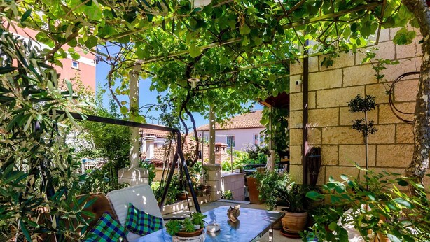 A patio with a table, chairs, and potted plants. - Apartments and Room Frane - Double Room (Dubrovnik)