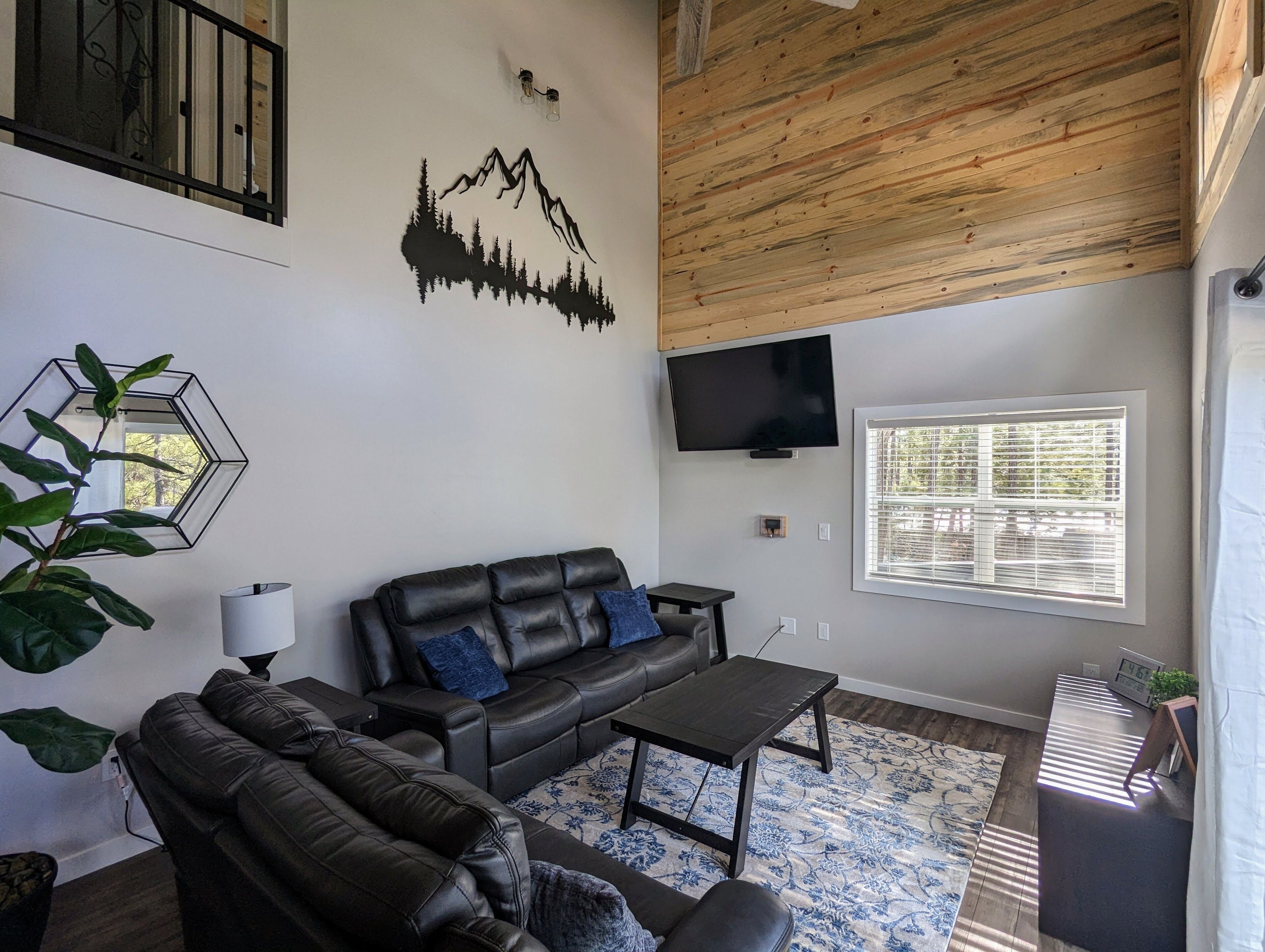 The Hillside Hangout Cabin, 3bd 2ba, elevated deck sunsets, woodland lake park.