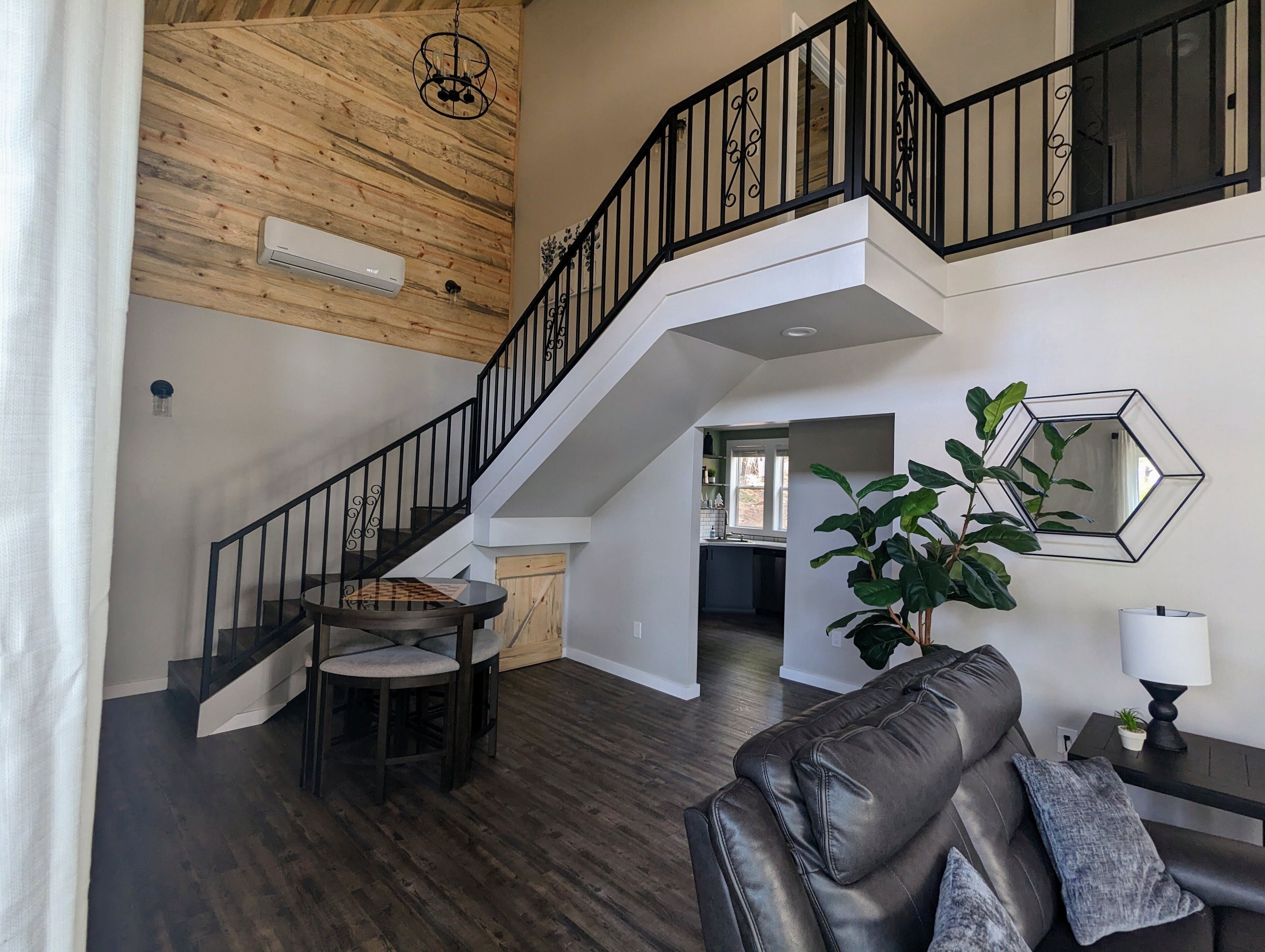 The Hillside Hangout Cabin, 3bd 2ba, elevated deck sunsets, woodland lake park.