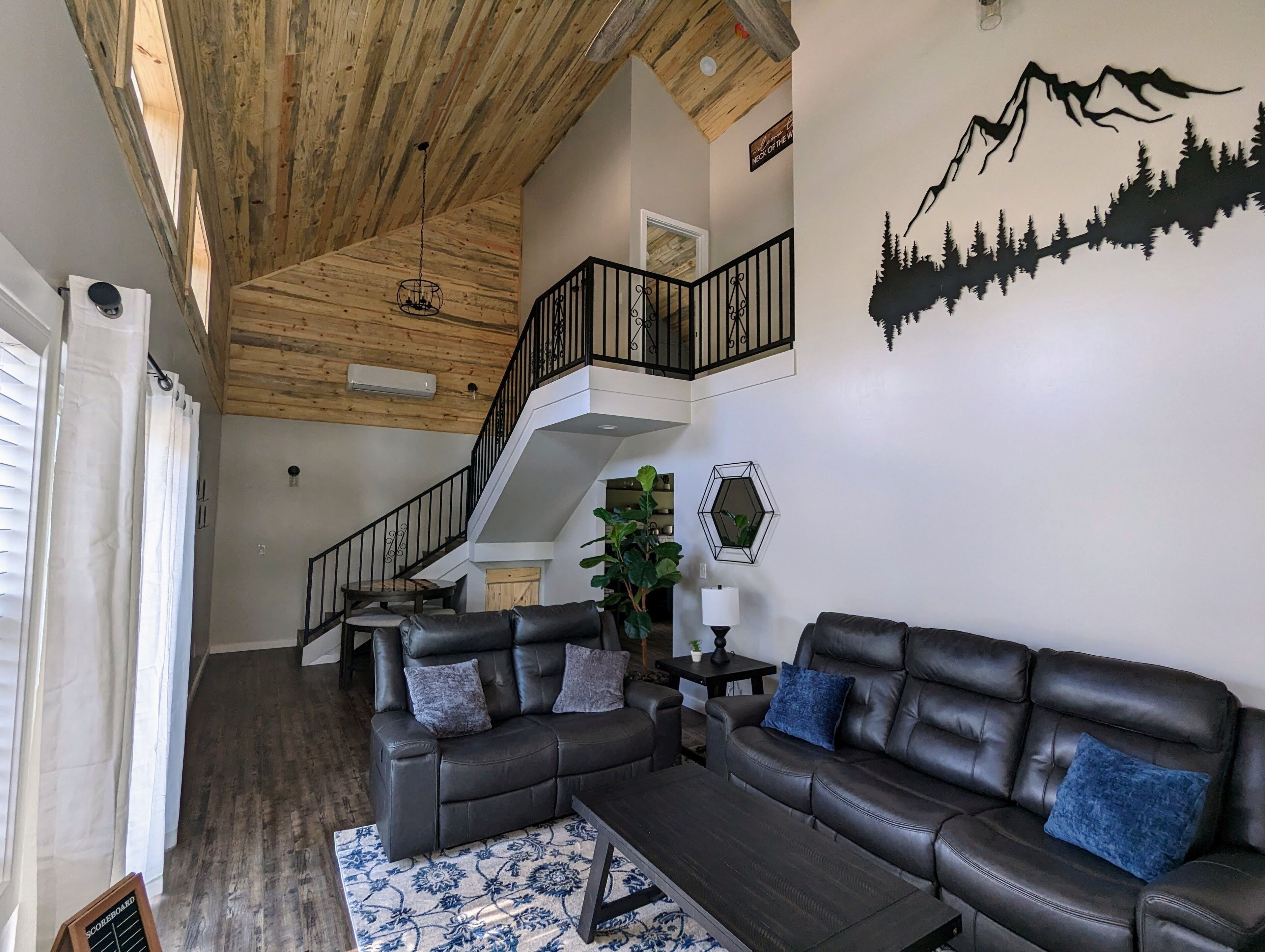 The Hillside Hangout Cabin, 3bd 2ba, elevated deck sunsets, woodland lake park.