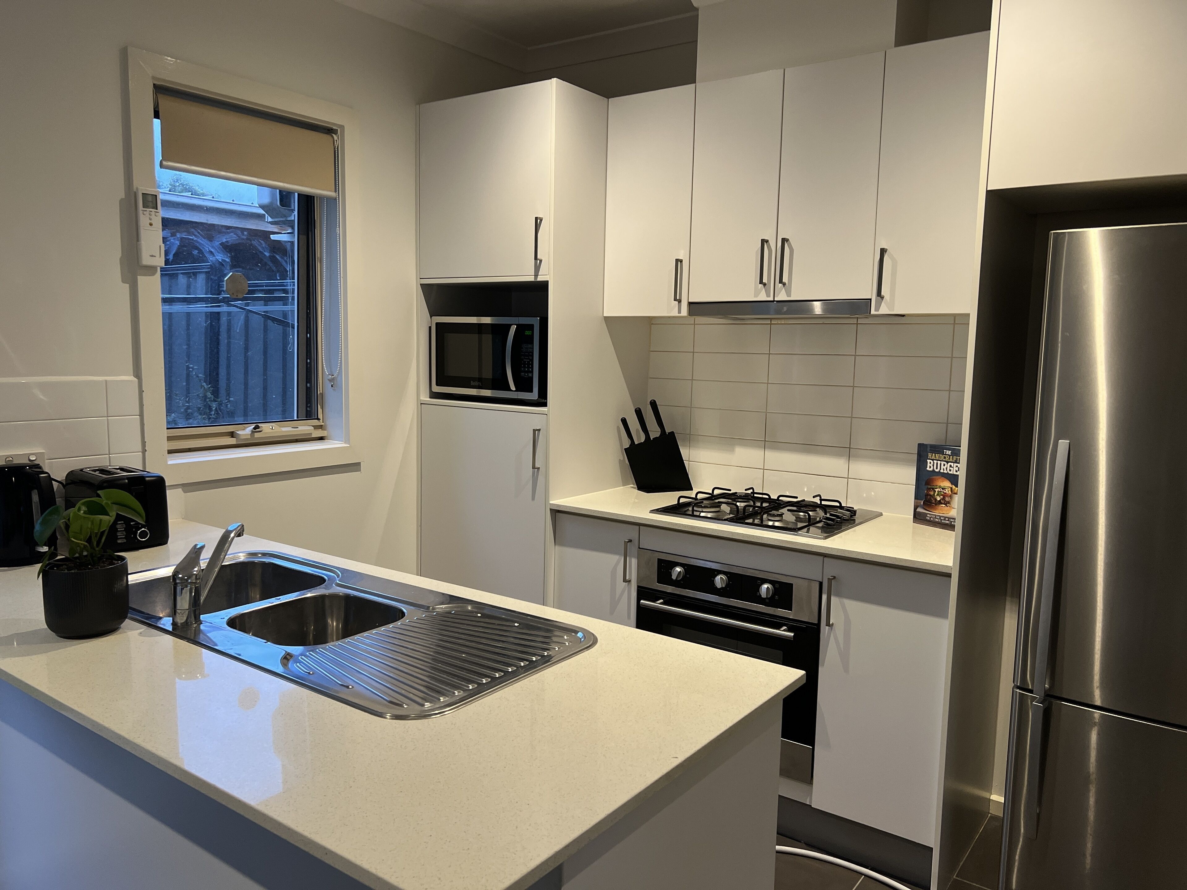 Ultra Modern Home 20 Mins From Airport