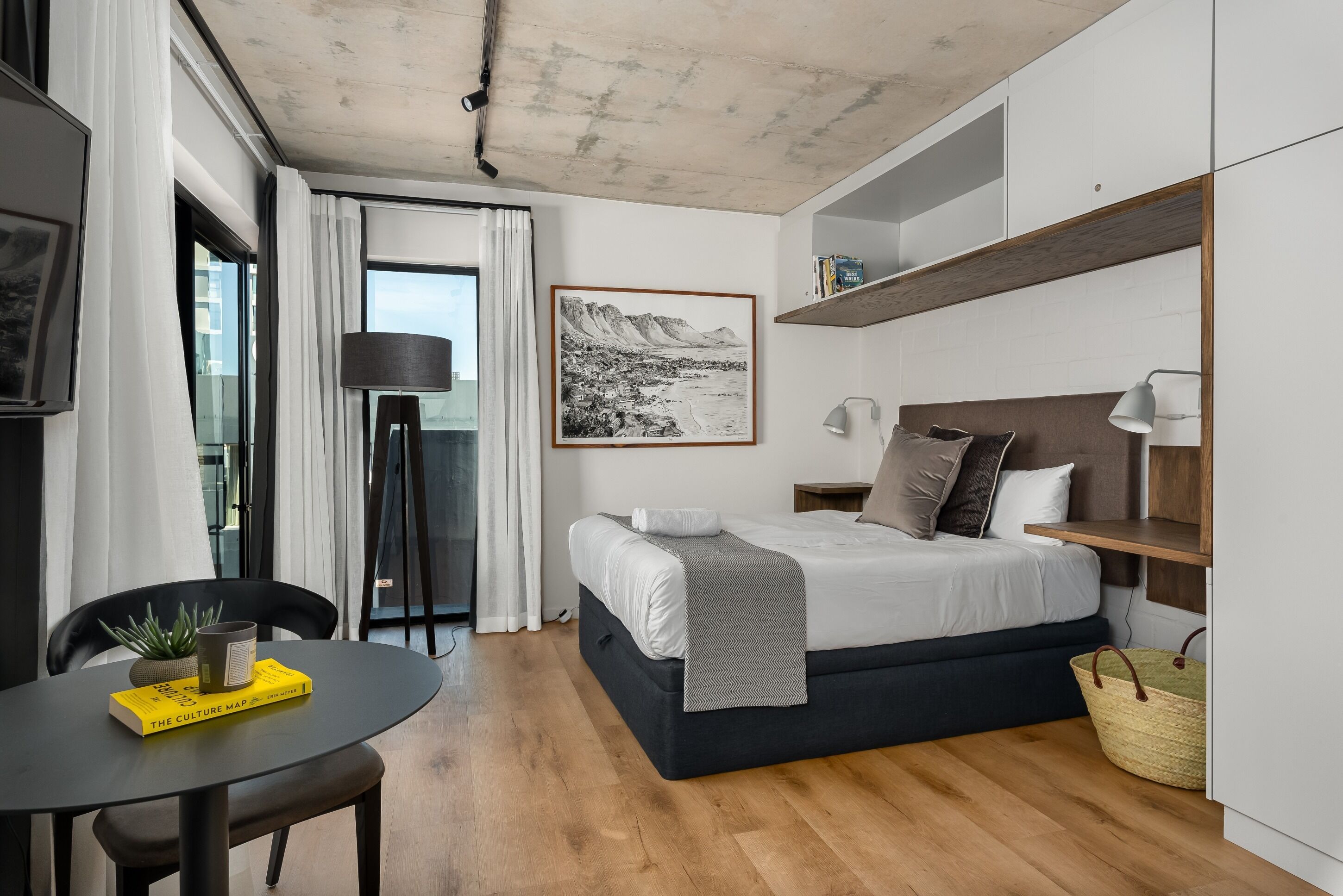 Charming Apartment with Mountain Views