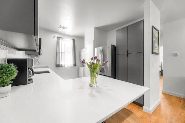 Refrigerador, microondas, horno y parrilla de estufa