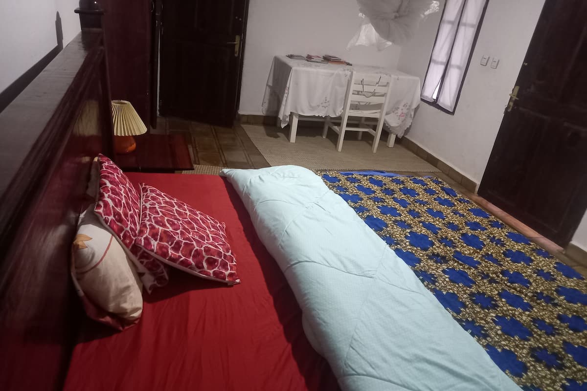 1 chambre, décoration personnalisée, ameublement personnalisé, bureau