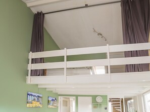 House | 2 bedrooms, bed sheets - Vacation Home 450 m From the Beach (Katwijk Aan Zee)