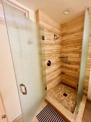 Regadera, secadora de cabello, bidet, toallas 