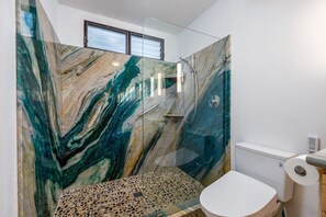 Dusche, Haartrockner, Bidet, Handtücher