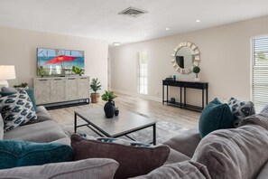 Smart TV, books - Modern Naples Pool Retreat | Bikes + Walk to Beach (Naples)
