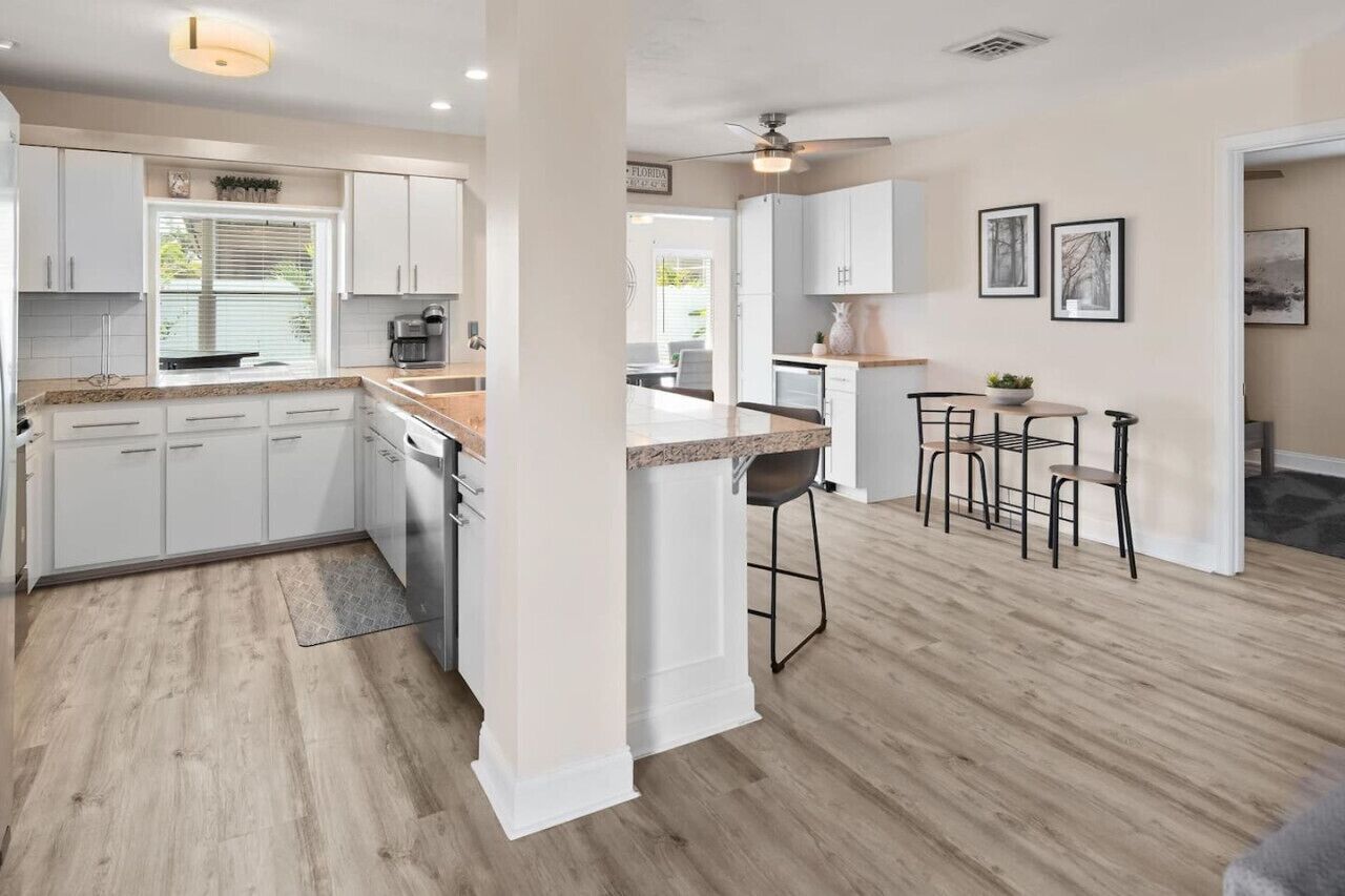 Køleskab, mikrobølgeovn, kogeplade, opvaskemaskine